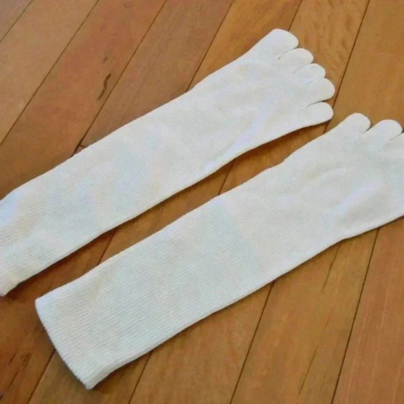 FREE IN BUNDLE    One Pair of Non Slip Socks - Picture 4 of 6